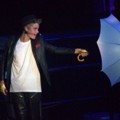 Penampilan Justin Bieber Menggunakan Payung