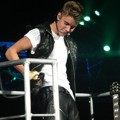 Justin Bieber di Atas Crane