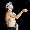 Penampilan Taeyang Bertelanjang Dada