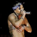 Penampilan Taeyang Bertelanjang Dada