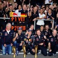 Sebastian Vettel dan Mark Webber Merayakan Kemenangan Bersama Tim Red Bull Racing