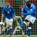 Mario Balotelli Berusaha Menjauhkan Bola Dari Gawang Italia