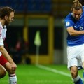Federico Balzaretti Memperebutkan Bola dengan Dennis Rommedahl