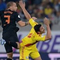 John Heitinga Berduel Udara dengan Ciprian Marica