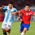 Sergio Aguero Mempertahankan Bola dari Gary Medel