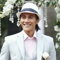 Vino Kenakan Setelan Abu-abu Di Hari Pernikahannya