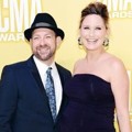 Kristian Bush dan Jennifer Nettles di Red Carpet CMA Awards 2012