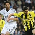 Xabi Alonso Berebut Bola dengan Mario Gotze