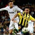 Mesut Ozil Berebut Bola dengan Ilkay Gondogan