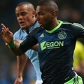 Ryan Babel Berusaha Keluar dari Kepungan Vincent Kompany