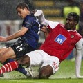 Javier Hernandez Berebut Bola dengan Douglas Ferreira