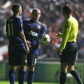 Wasit Felix Brych Berbicara pada Ryan Giggs dan Wayne Rooney Sebelum Menghentikan Permainan