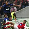 Nani Menghindari Serangan Pemain Braga Hugo Viana