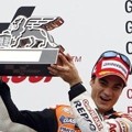 Dani Pedrosa Membawa Piala Kemenangannya