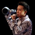 Han Geng Dapatkan Piala Kategori 'Worldwide Act' di MTV EMA 2012