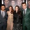 Taylor, Kristen, Stephenie Meyer dan Robert di Black Carpet Premiere 'Breaking Dawn 2'