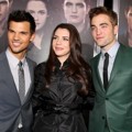 Taylor Lautner, Stephenie Meyer dan Robert Pattinson di Black Carpet Premiere 'Breaking Dawn 2'