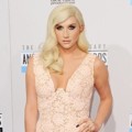 Keha di Red Carpet AMAs 2012
