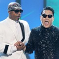 Penampilan MC Hammer dan PSY di AMAs 2012