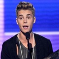 Justin Bieber Terima Piala Favorite Pop/Rock Male Artist