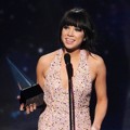 Carly Rae Jepsen Terima Piala New Artist of the Year