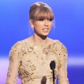 Taylor SwiftTerima Piala Favorite Country Female Artist
