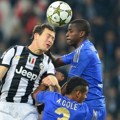 Stephan Lichtsteiner Berduel Udara dengan Ramires dan Ashley Cole