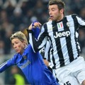 Fernando Torres Berebut Bola dengan Pemain Juventus