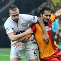 Tom Cleverley Berebut Bola dengan Hamit Altintop
