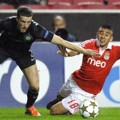 Adam Matthews Menahan Gerakan Eduardo Salvio