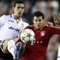 Ricardo Costa Menjauhkan Bola dari Claudio Pizarro