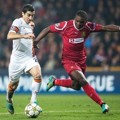 Olexandr Kucher Mempertahankan Bola dari Serangan Jores Okore
