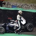 Pastor Maldonado Keluar dari Lintasan Setelah Terjadi Tabrakan