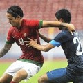 Irfan Bachdim Mempertahankan Bola dari Serangan Muhammad Irwan Shah