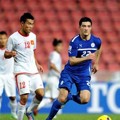 Phan Thanh Hung Mencoba Merebut Bola dari Paul Dela Cruz Mulders