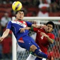Novan Setya Sasongko Berduel Udara dengan Pemain Laos Khampeng Sayavutthi