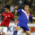 Taufiq Berusaha Keluar dari Kepungan Pemain Laos