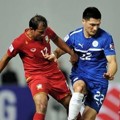 Adul Lahsoh Berusaha Merebut Bola dari Paul Dela Cruz Mulders