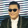PSY Memberi Salam pada Fans