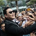 PSY Bersalaman dengan Penonton
