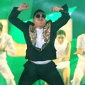 PSY Tampil Enerjik Saat Bernyanyi