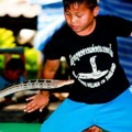 Aksi Warga  Desa Ban Kok Sa-Nga Bermain Bersama Ular Kobra