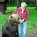 Charlie Vandergaw Bersama Beruang Peliharaannya