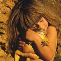Tippi Degre Memeluk Sayang Seekor Katak