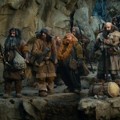 Bilbo Baggins, Gandalf dkk Berjalan Melewati Tebing