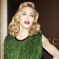 Busana Madonna yang Mirip Pohon Cemara Polos