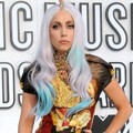 Warna Gaun Lady GaGa Mirip Cemara Berhiaskan Bola-Bola Warna-Warni