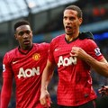 Rio Ferdinand Diantar Kepinggir Lapangan oleh Danny Welbeck