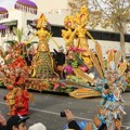 Para Penari Menyapa Penonton yang Hadir di Rose Parade 2013