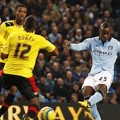 Mario Balotelli Mencoba Menendang ke Arah Gawang